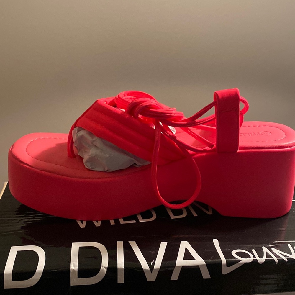 Neon pick platform